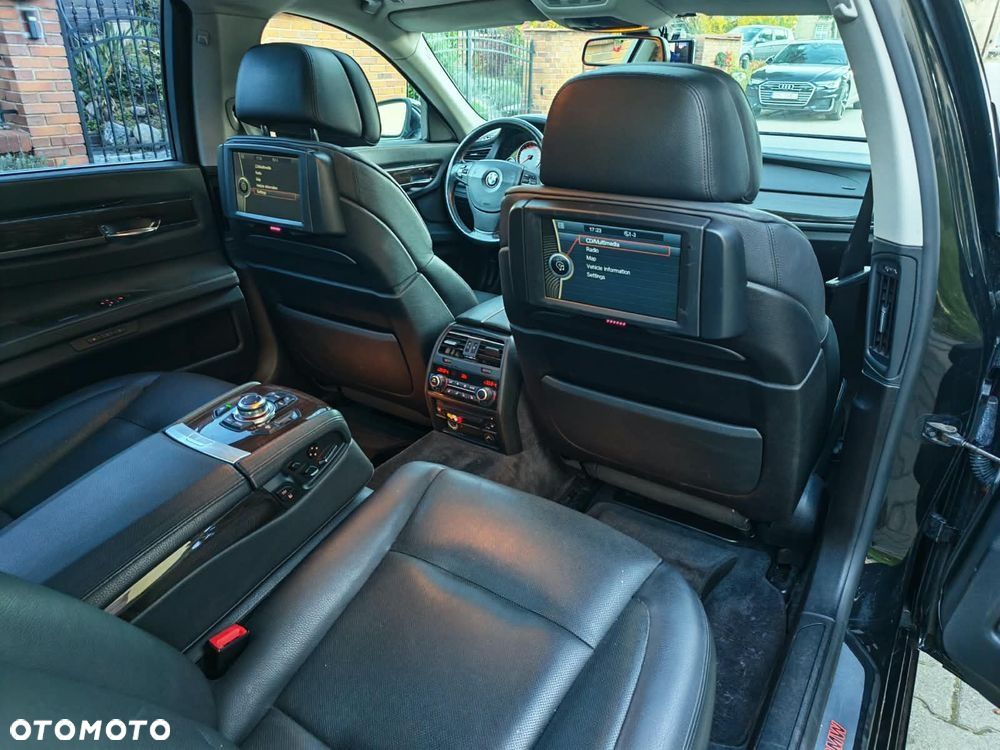 BMW Seria 7 740i L - 12