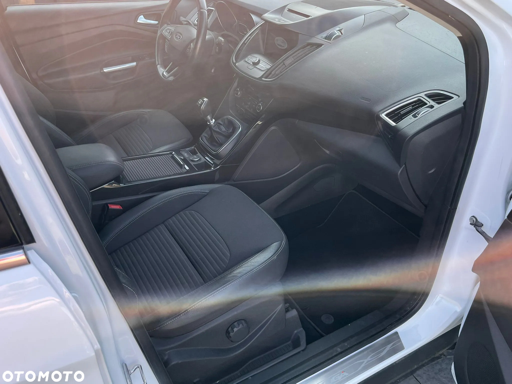Ford Kuga 2.0 TDCi 2x4 Titanium - 16