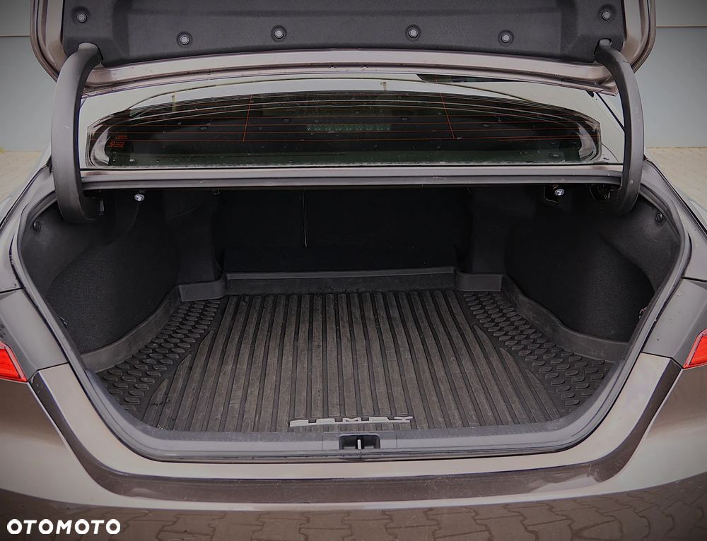 Toyota Camry 2.5 Hybrid Comfort CVT - 25