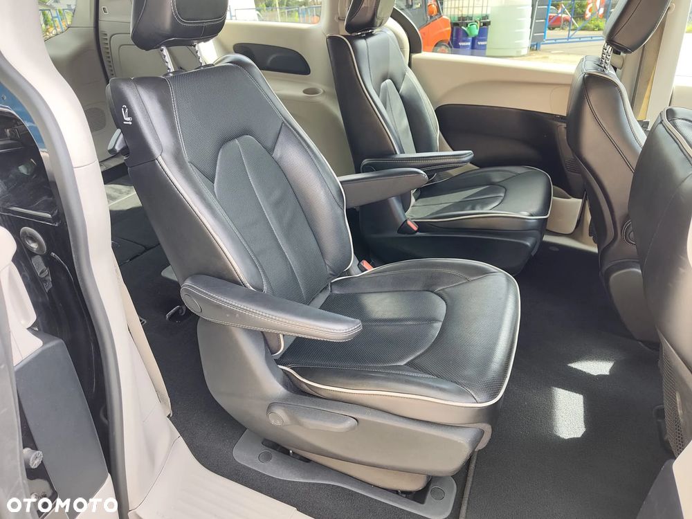 Chrysler Pacifica - 26