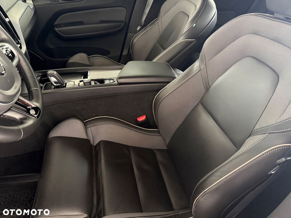 Volvo XC 60 B4 D AWD Plus Dark - 37