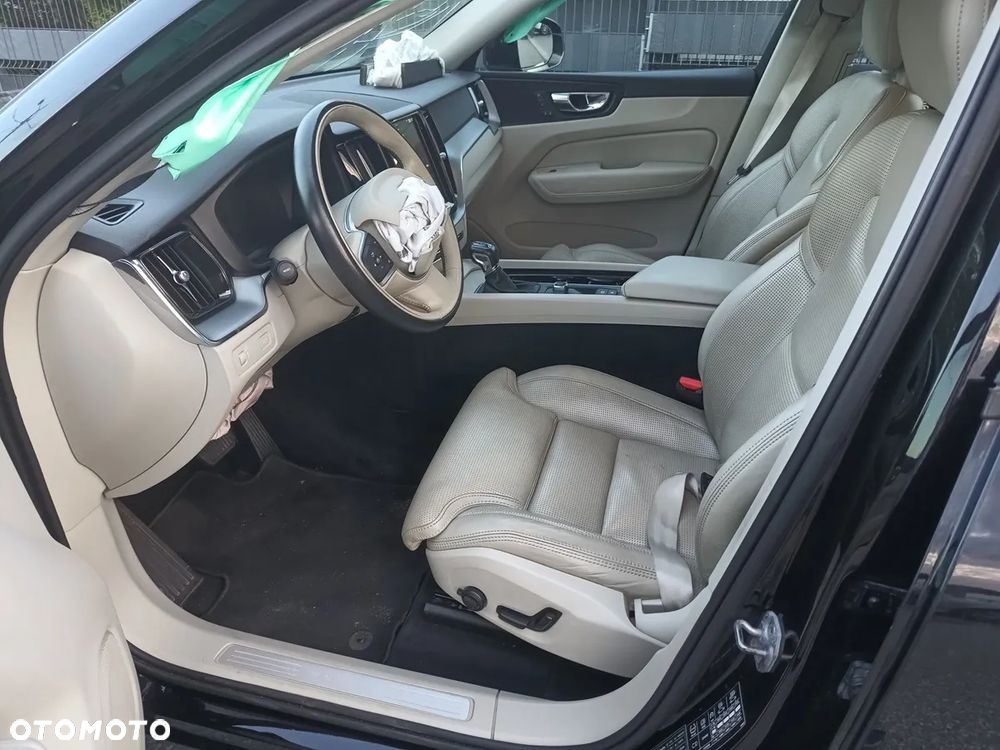 Volvo XC 60 T5 AWD Momentum Pro - 9