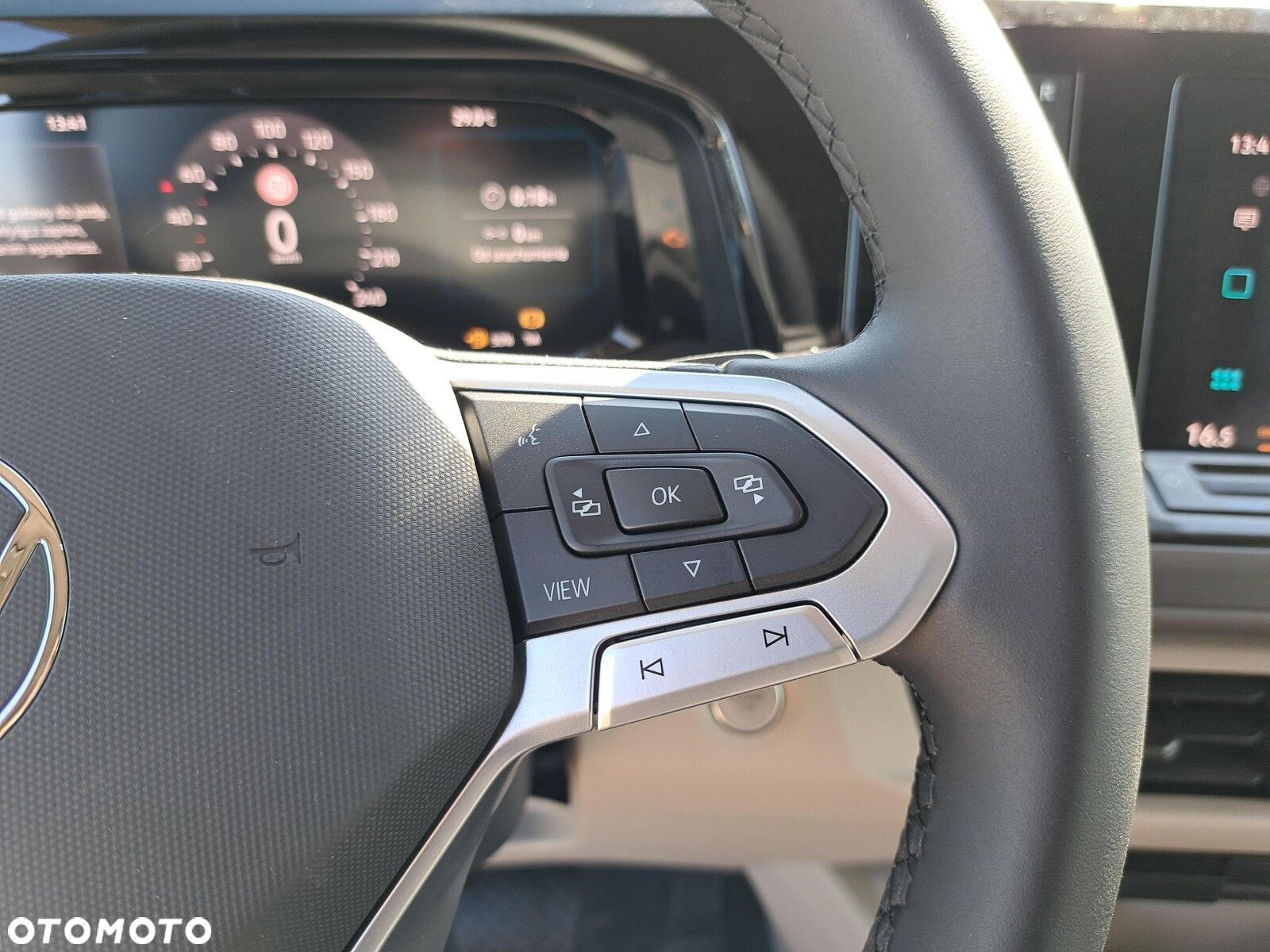 Volkswagen multivan Family L2 silnik: 2,0 l TDI SCR 150 KM / skrzynia biegów: 7-biegowa DSG rozstaw osi: 3124 mm - 32