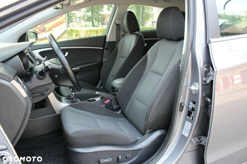 Hyundai i30 blue 1.4 Passion - 11