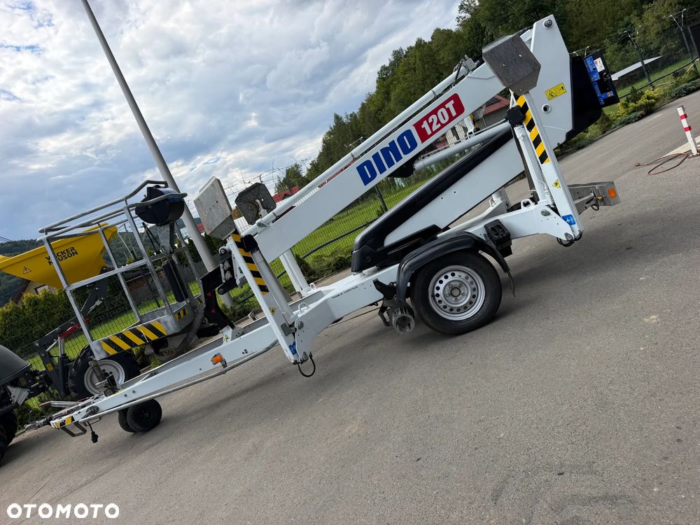 Nifty DINO 120T. Zwyżka koszowa 12 metrów wysuwana na raz. Podnośnik HDS. Napęd Hydrauliczny na dwa koła. Obraca się w koło 360. jak nówka z salonu. 2016 rok. 1220 mtg. Książka Serwisowa od nowości do wglądu. PRĄD 230v. 4 sekcje sterowania na dole. Nowy model! Z komuny Norweskiej. Używana była 1 raz do roku. Serwisowana w DEKRA do końca OKAZJA. Zwyżka Obrotowa. Poziomowanie kosza. Pełna Hydraulika. Sterowanie góra dół! Wysuwane ramie. Wieniec tryby zero zużycia! Ani deka luzów i wycieków. Mała lekka i zwinna zwyżka o potężnym zasięgu. OKAZJA TANIO. Do rejestracji. Import Norwegia! Posiadam 4 sztuki wszystkie jak nowe z salonu. Zapraszam do przetestowania. Nowy Sącz. woj. Małopolskie - 3