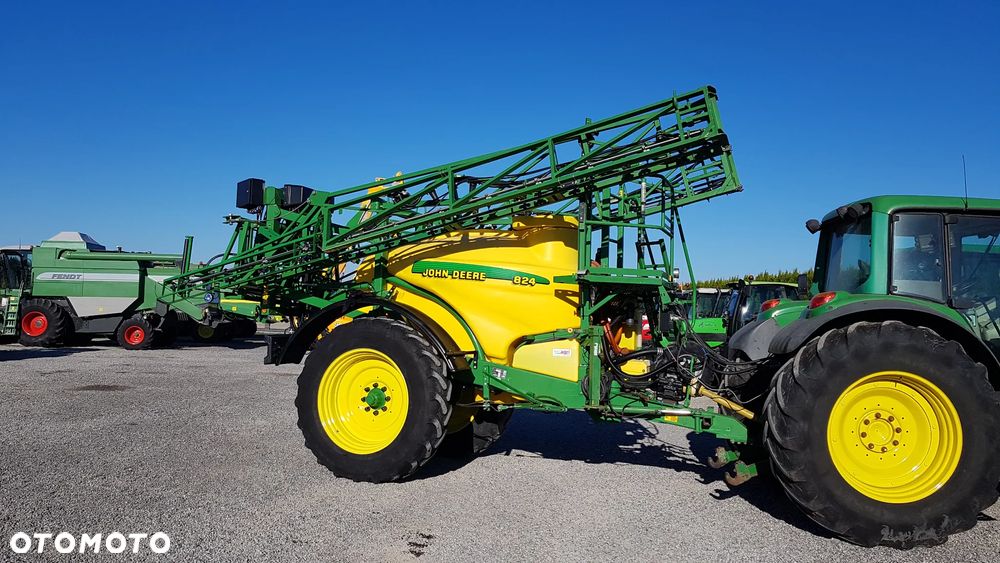John Deere 824 - 28