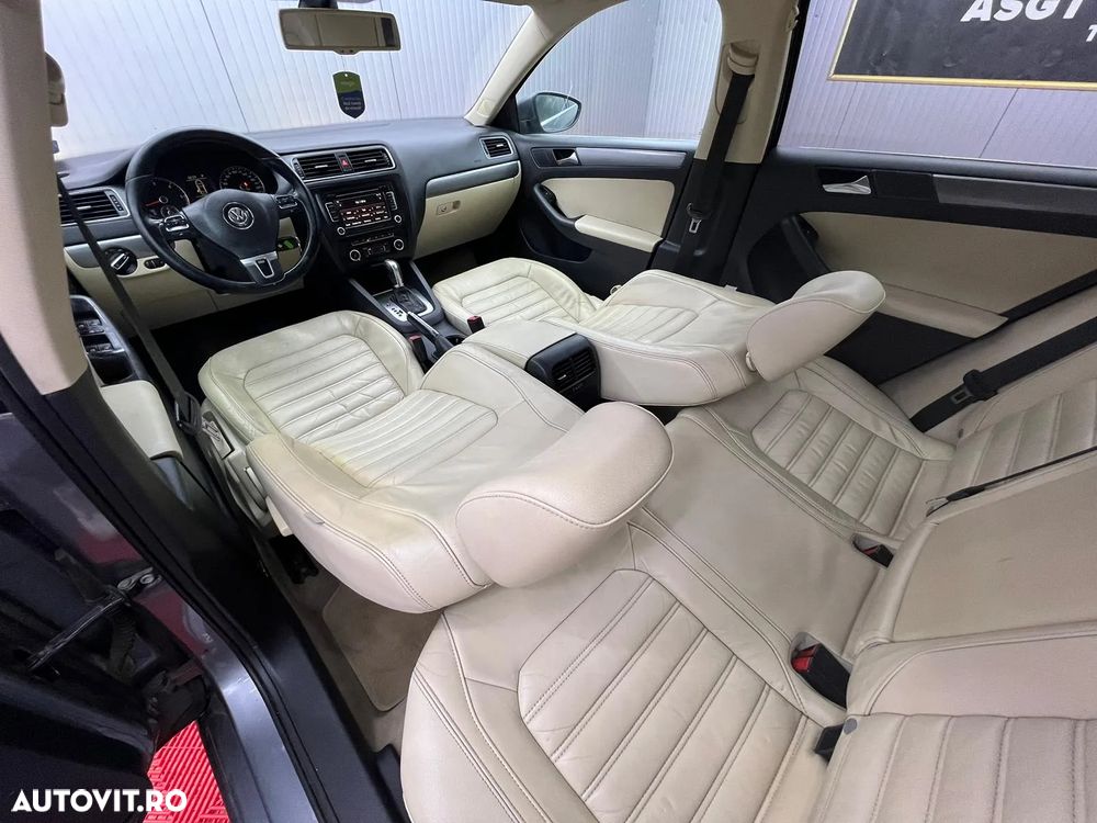 Volkswagen Jetta - 1