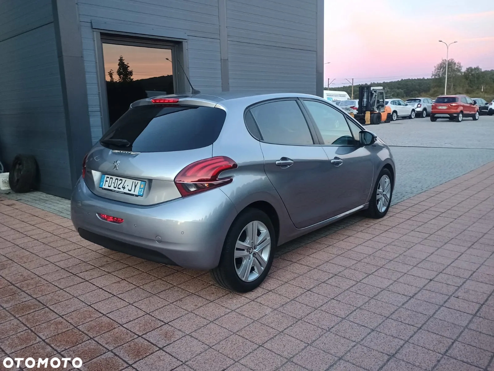 Peugeot 208 - 10