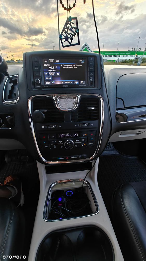 Chrysler Town & Country - 31