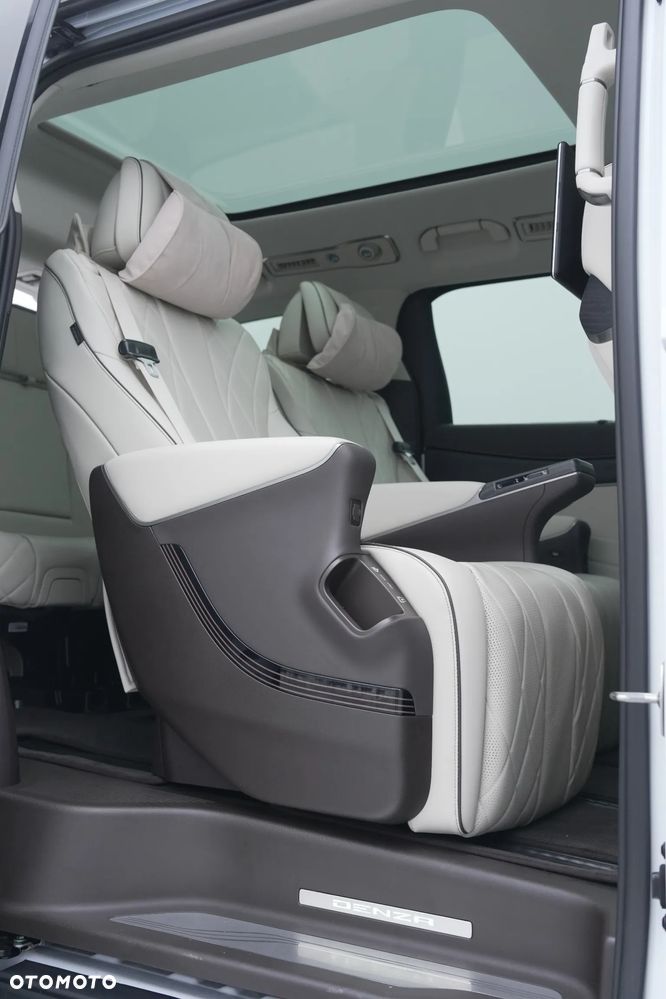 Denza D9 - 16