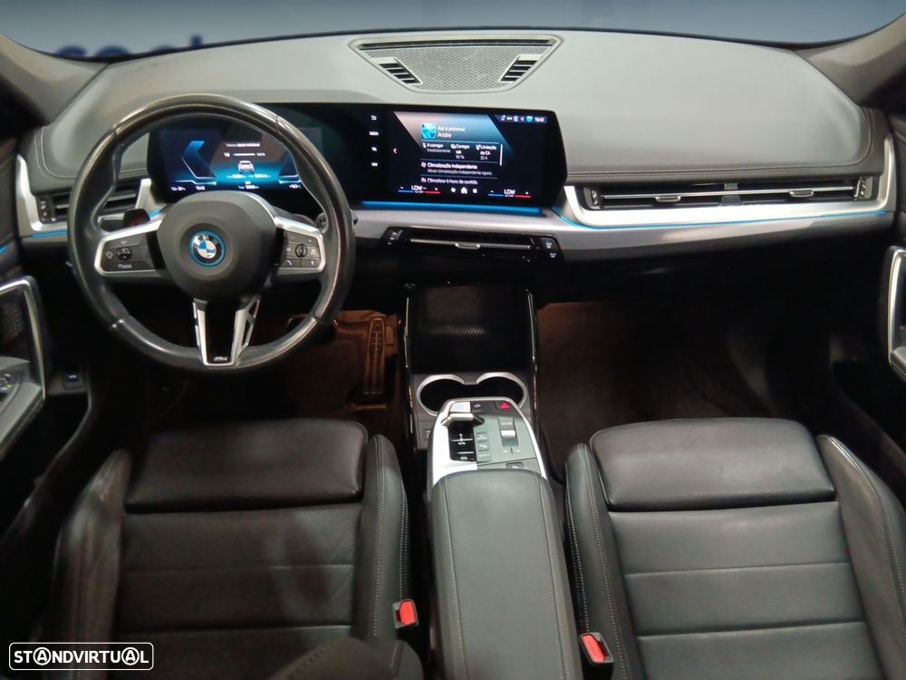 BMW iX1 eDrive20 Pack Desportivo M - 11