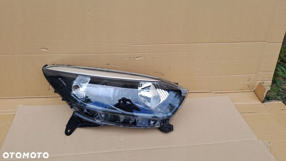 RENAULT CAPTUR 13- PRAWA LAMPA PRZÓD 130702444900 UŻYWANA CIEMNA - 1