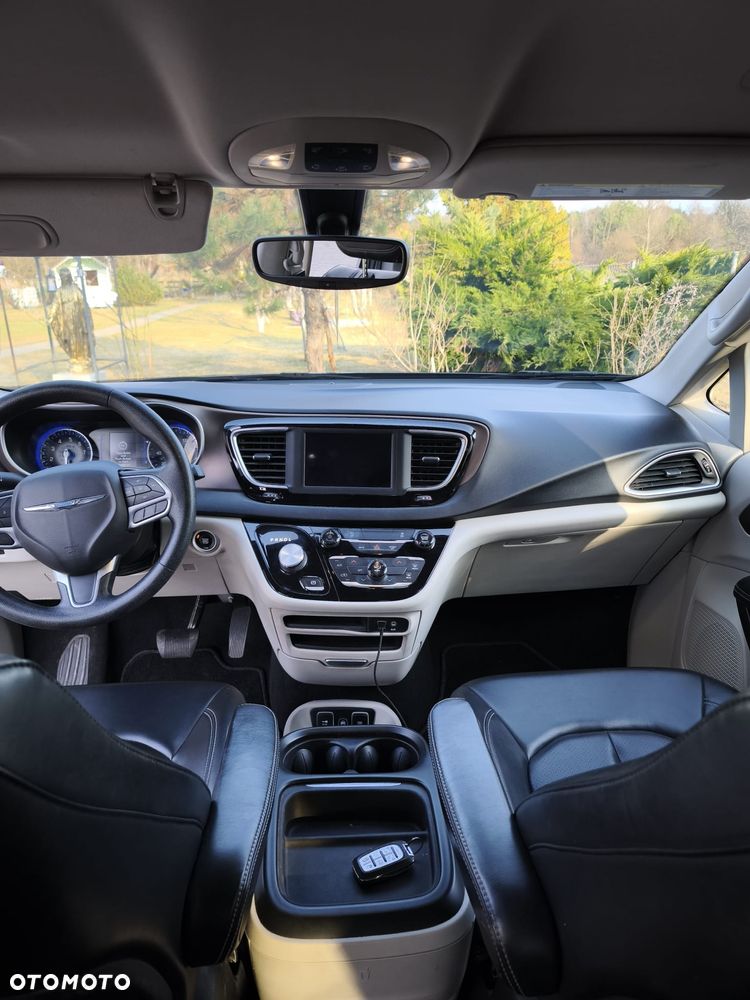 Chrysler Pacifica - 12