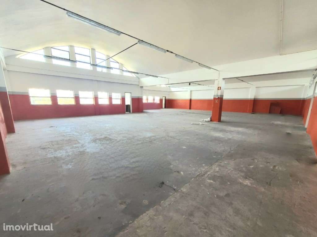 Armazém amplo junto ao metro do Senhor Roubado - Grande imagem: 2/31