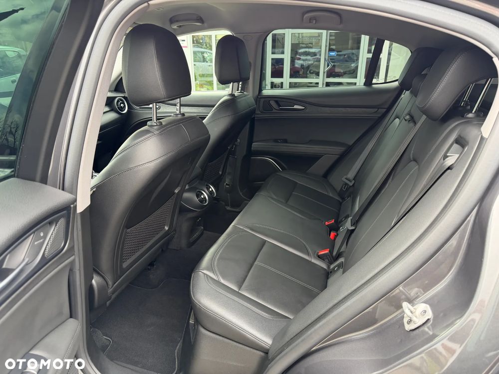 Alfa Romeo Stelvio - 16