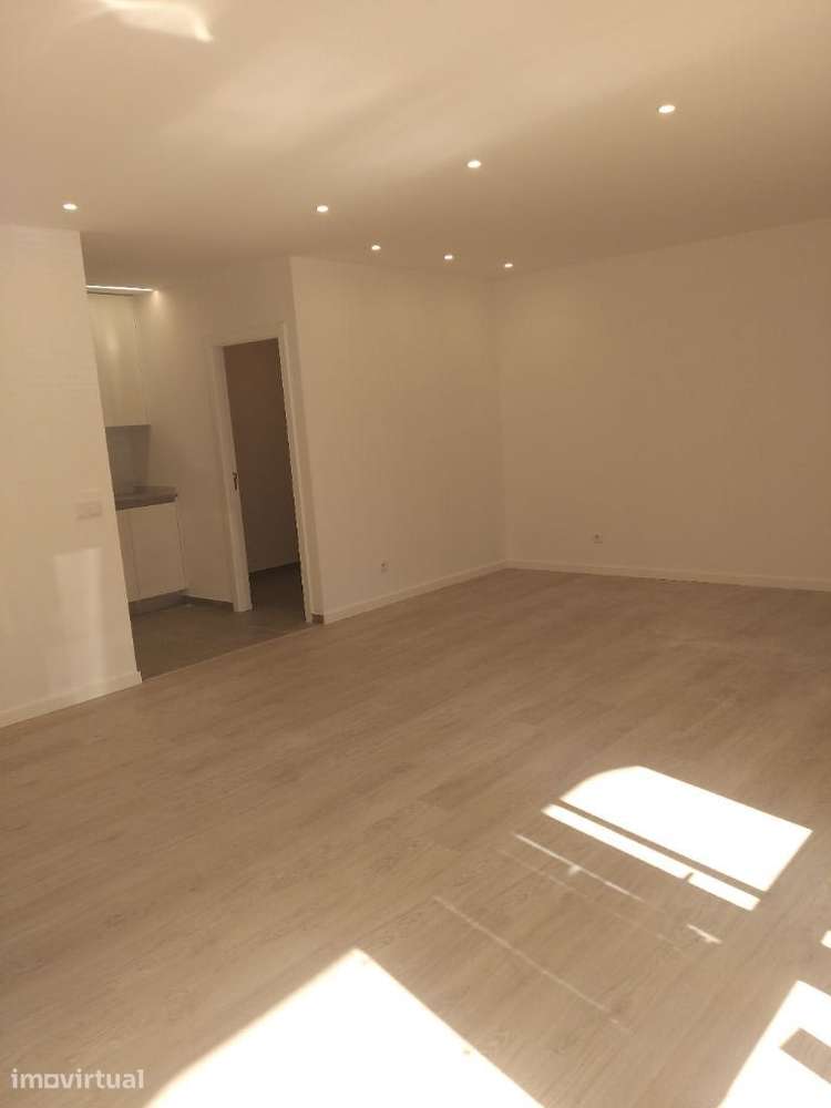 Apartamento T2 renovado - Grande imagem: 2/13