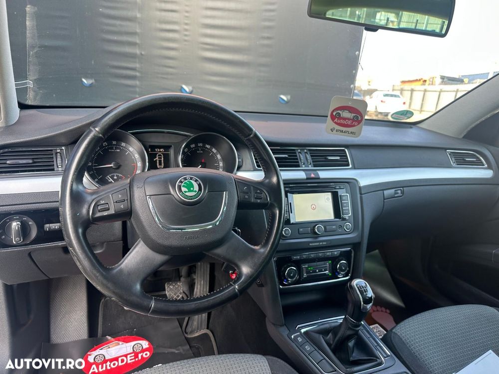 Skoda Superb 2012 photo 5