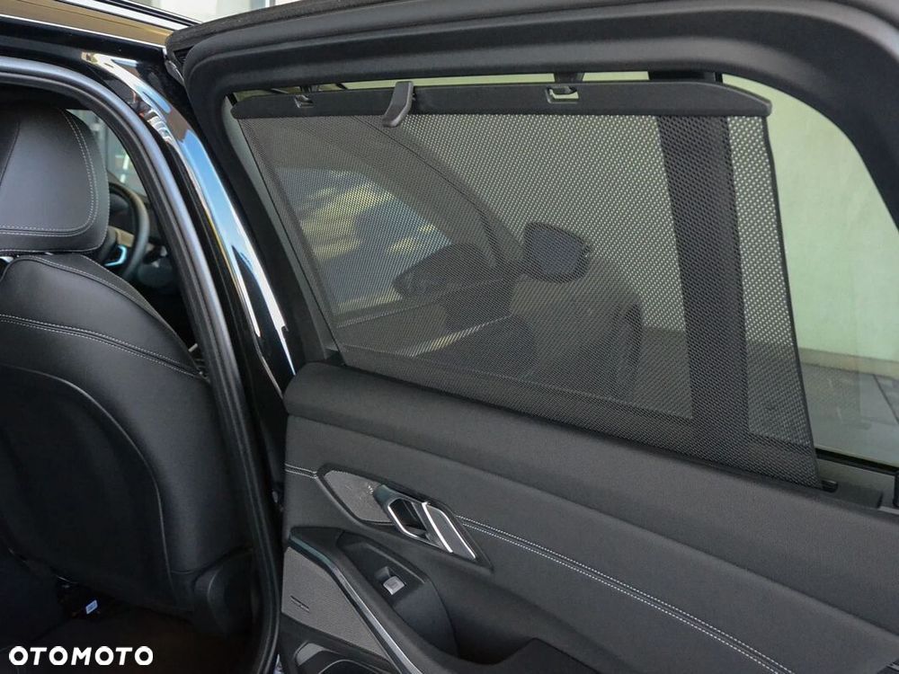 BMW Seria 3 330e xDrive M Sport sport - 31