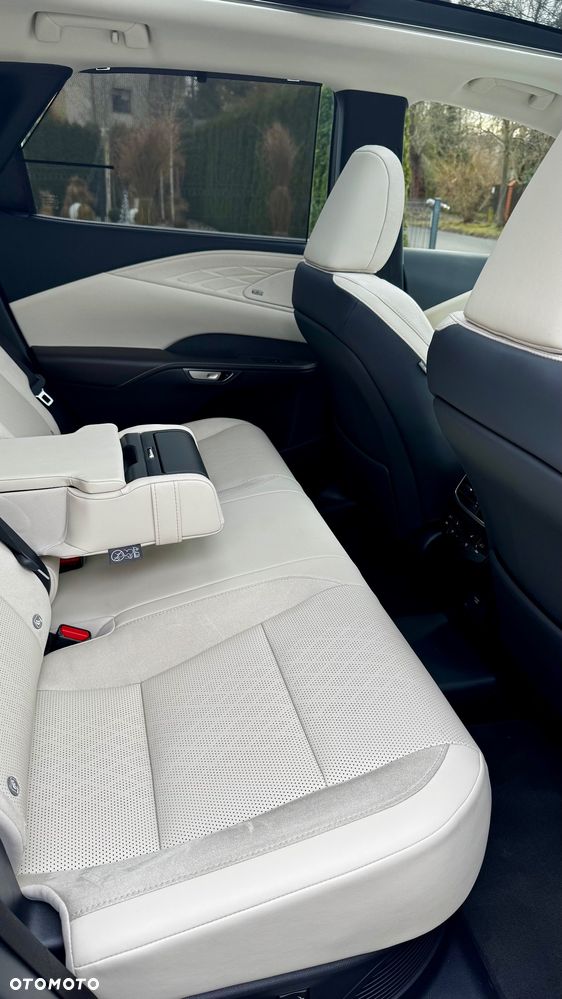 Lexus RX 450h+ Omotenashi - 9