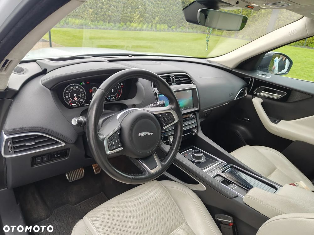 Jaguar F-Pace 25t AWD Portfolio - 9