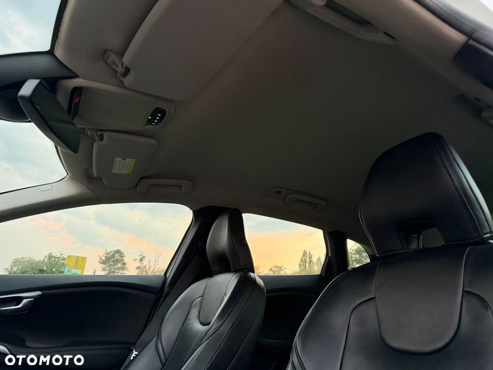 Volvo V40 D4 R Design - 17