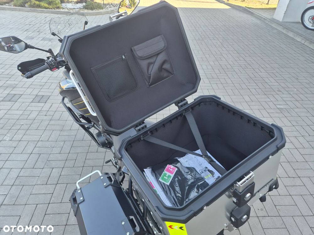 QJMOTOR SRT900S - 18