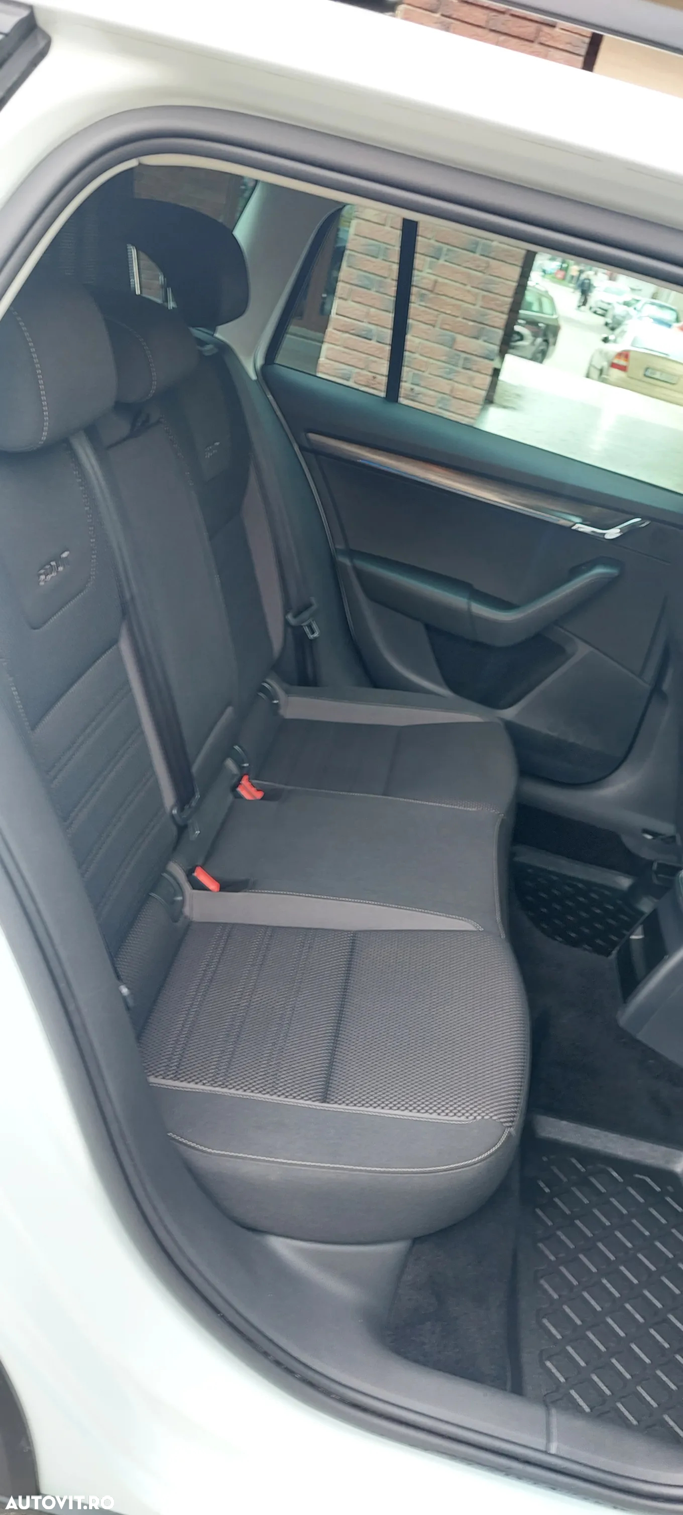 Skoda Octavia Combi 2.0 TDI (Green tec) 4x4 DSG Scout - 6