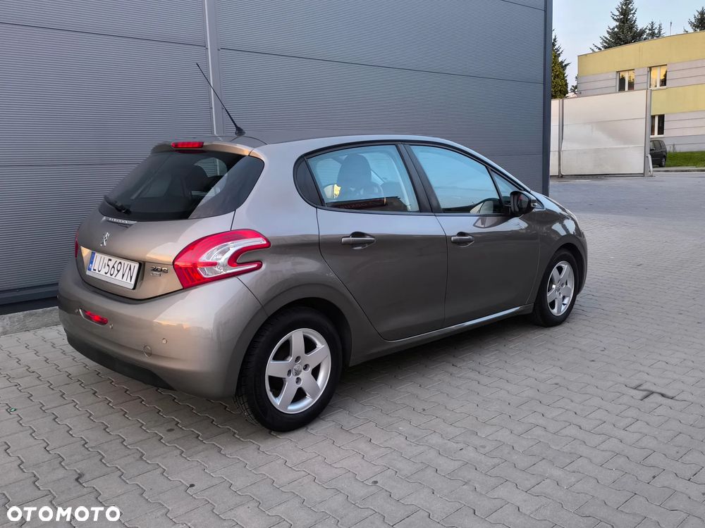Peugeot 208 - 12
