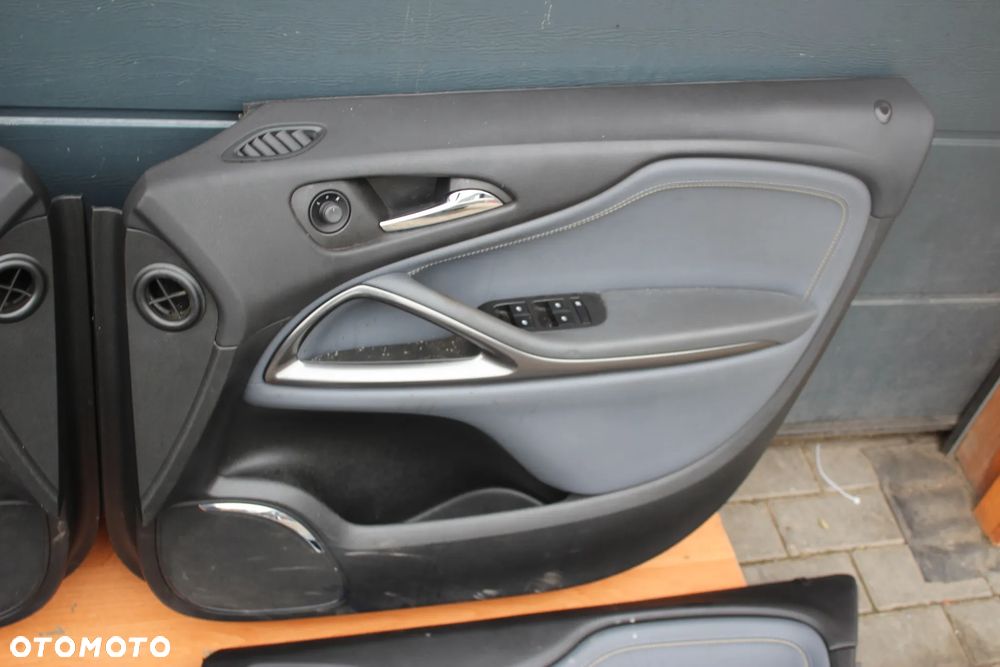 KOMPLET PRZEKŁADKA FOTELE BOCZKI PLASTIKI WYKŁADZINA PASY OPEL ZAFIRA C 7 OSÓB PÓŁSKÓRA - 37