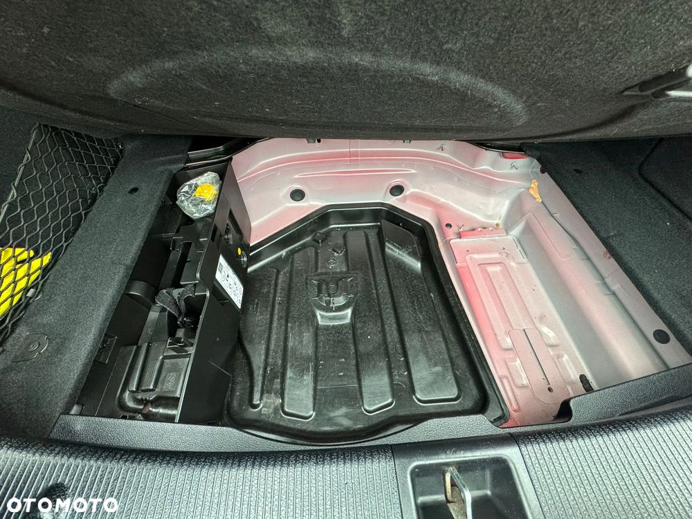 Mercedes-Benz Klasa C 180 T CGI Automatik BlueEFFICIENCY - 25
