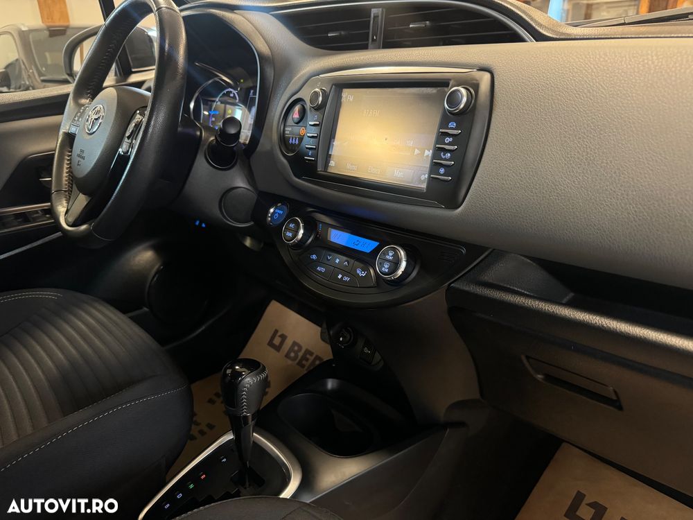 Toyota Yaris 1.5 VVT-i HSD Bi-Tone G&B - 25