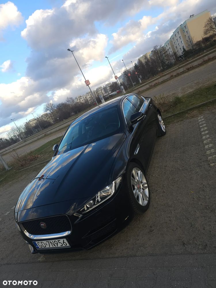 Jaguar XE 20t Prestige - 1