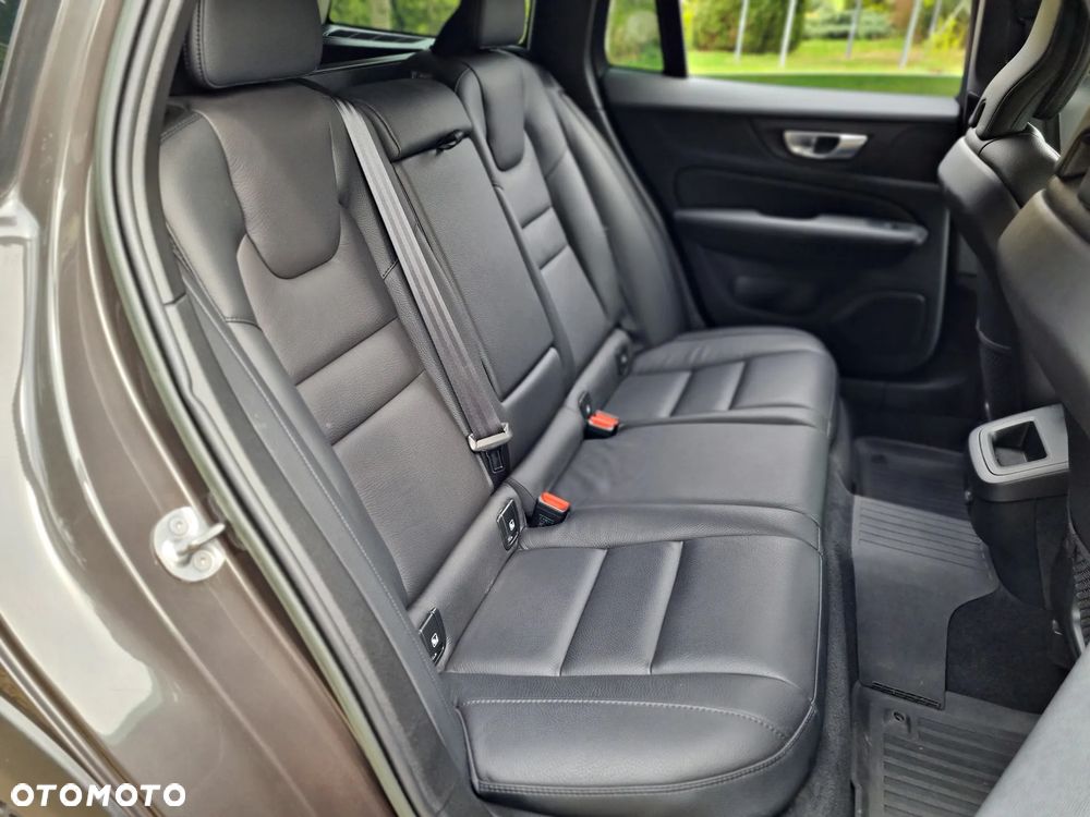 Volvo V60 Cross Country B4 D AWD Ultimate - 25