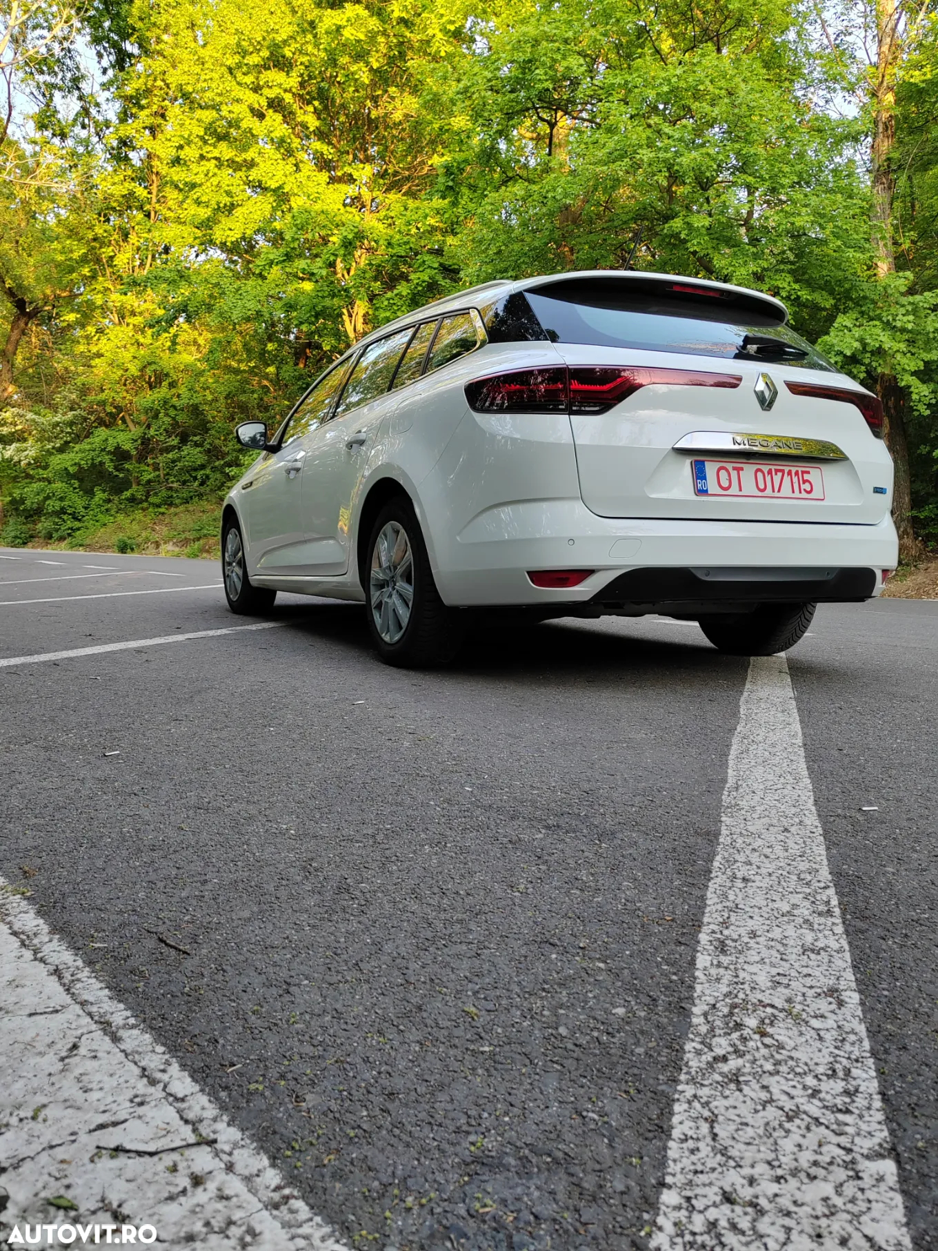 Renault Megane Grandtour E-TECH Plug-in 160 BUSINESS EDITION - 18