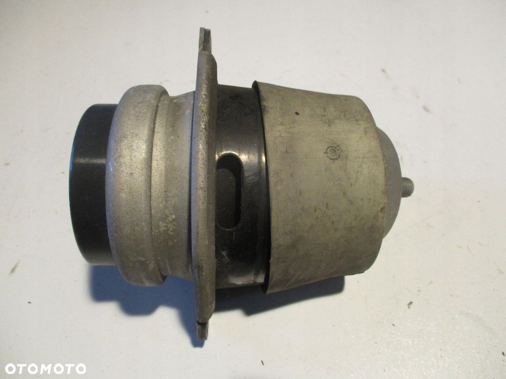 ŁAPA PODUSZKA WSPORNIK silnika 7L8199131B - 1