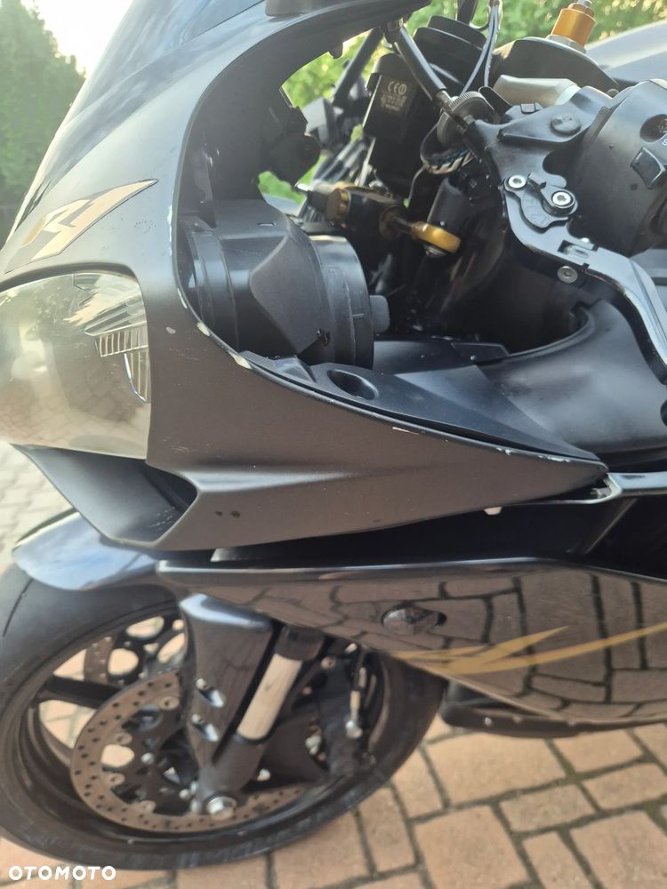 Yamaha R1 - 12