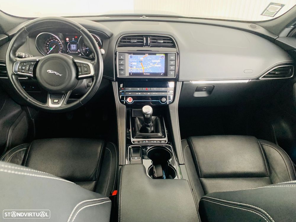 Jaguar F-Pace 2.0 i4D R-Sport AWD - 34