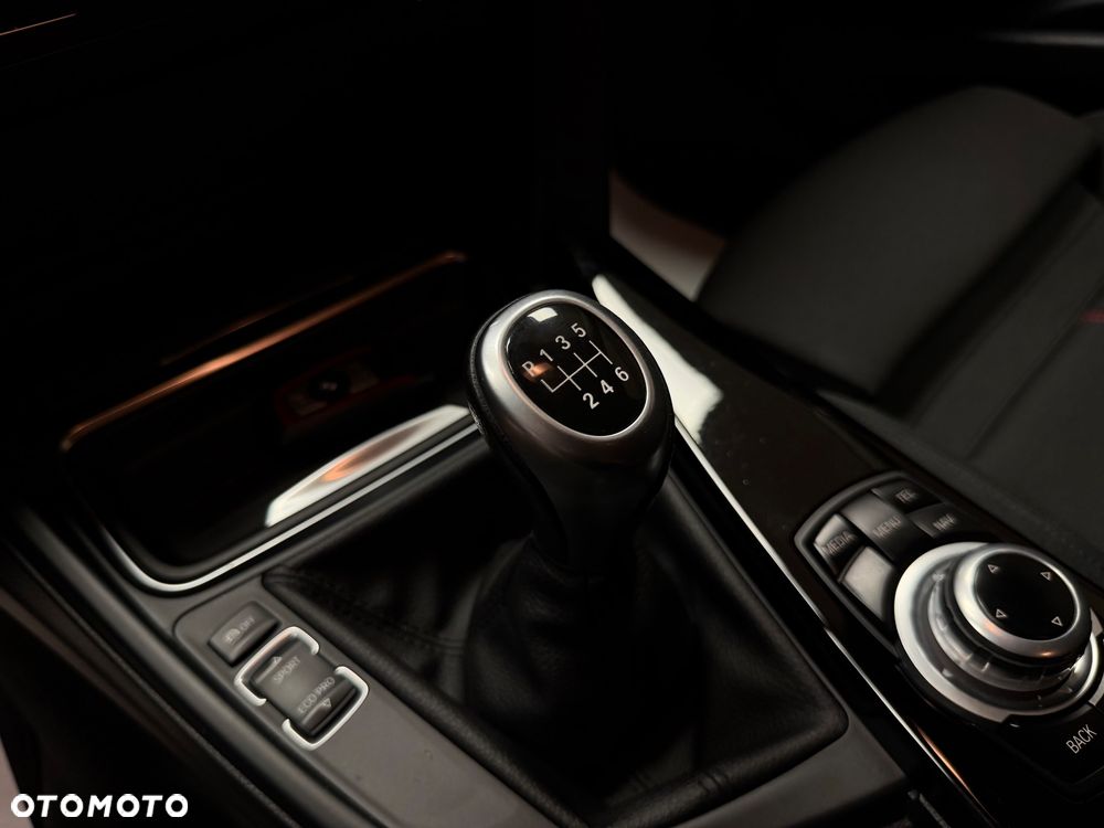BMW Seria 3 318d xDrive Sport Line - 16