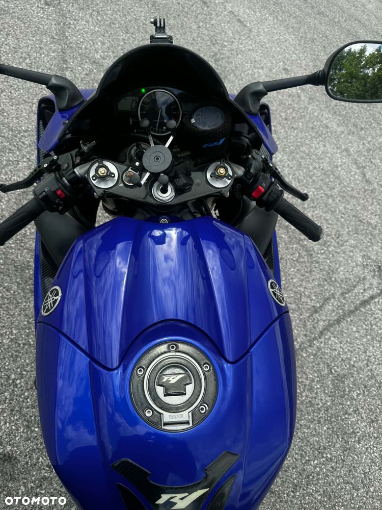 Yamaha R1 - 9