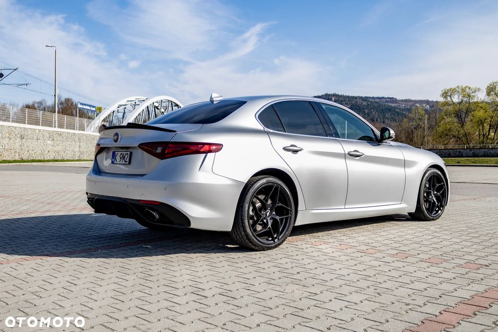 Alfa Romeo Giulia 2.0 Turbo 16V AT8-Q4 Ti - 9