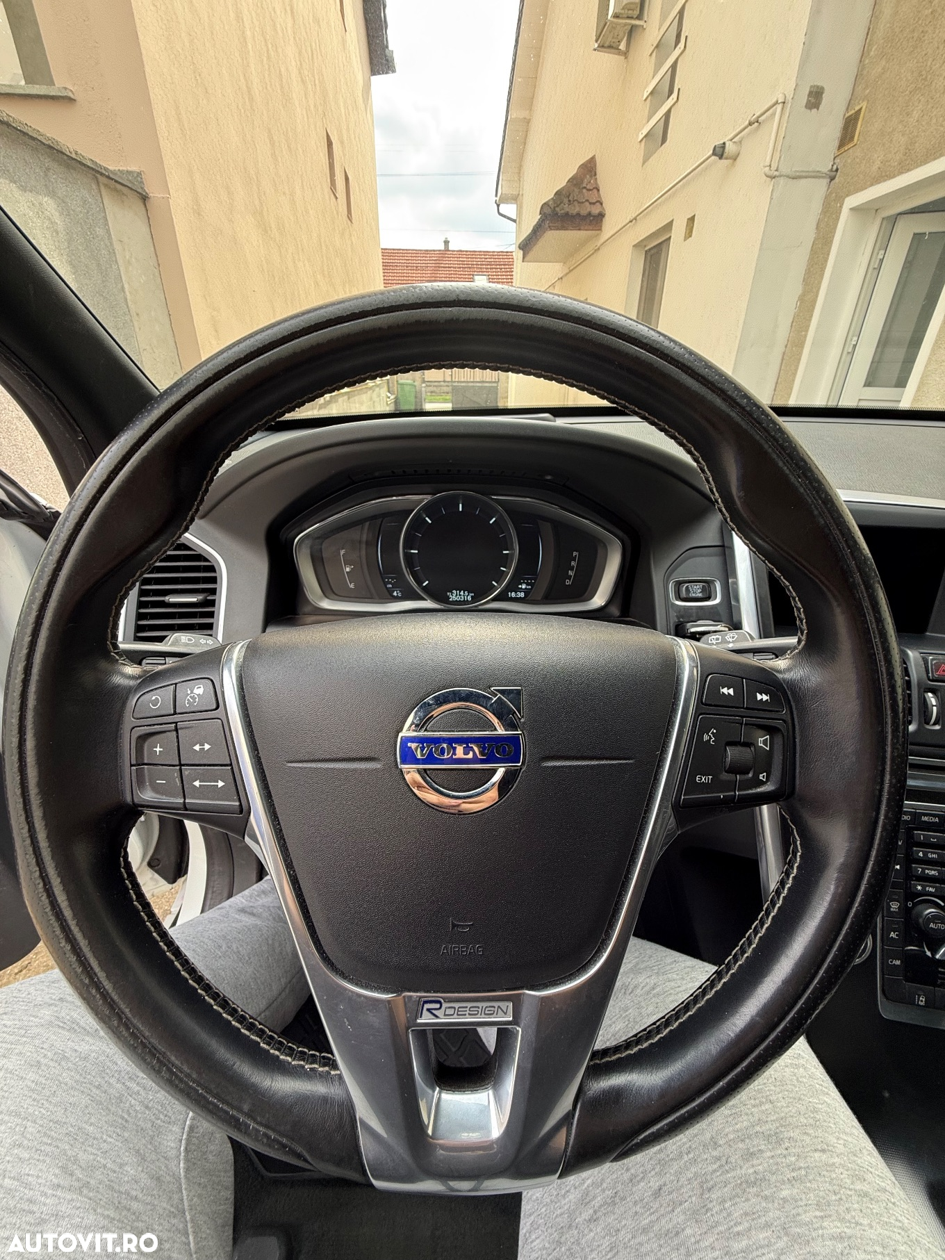 Volvo XC 60 D4 AWD Geartronic RDesign - 15