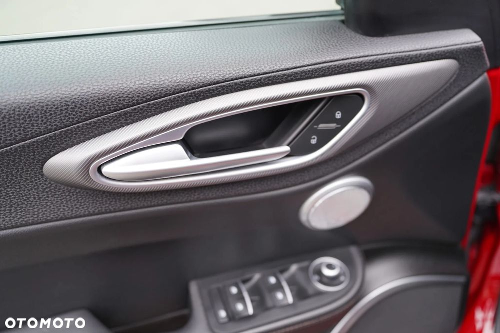 Alfa Romeo Giulia 2.0 Turbo 16V AT8-Q4 Ti - 40