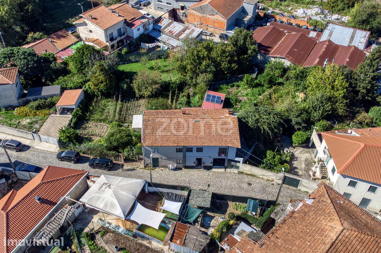 Moradia Bifamiliar T1 + T2 com Terreno e Garagem | Valbom, Gondomar - Grande imagem: 2/41