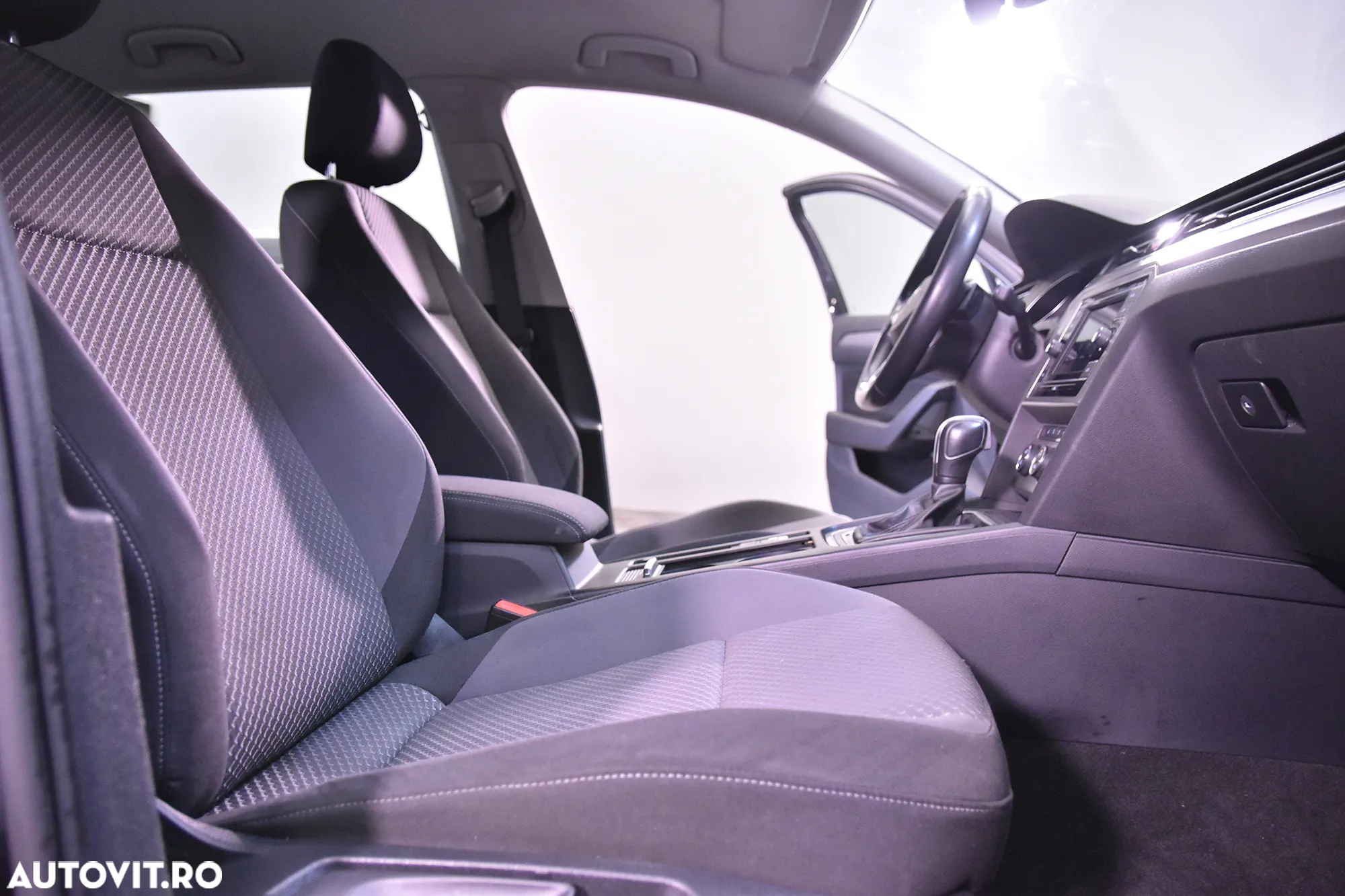 Volkswagen Passat - 11