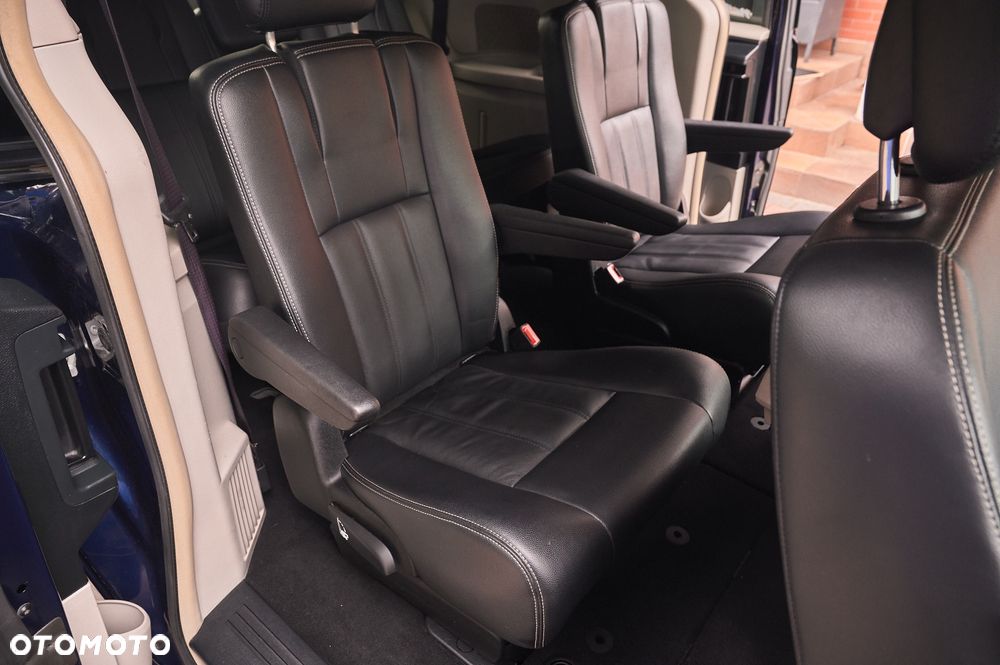 Chrysler Town & Country - 27