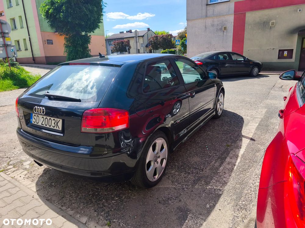 Audi A3 3-drzwiowe 2.0 FSI Ambition - 4