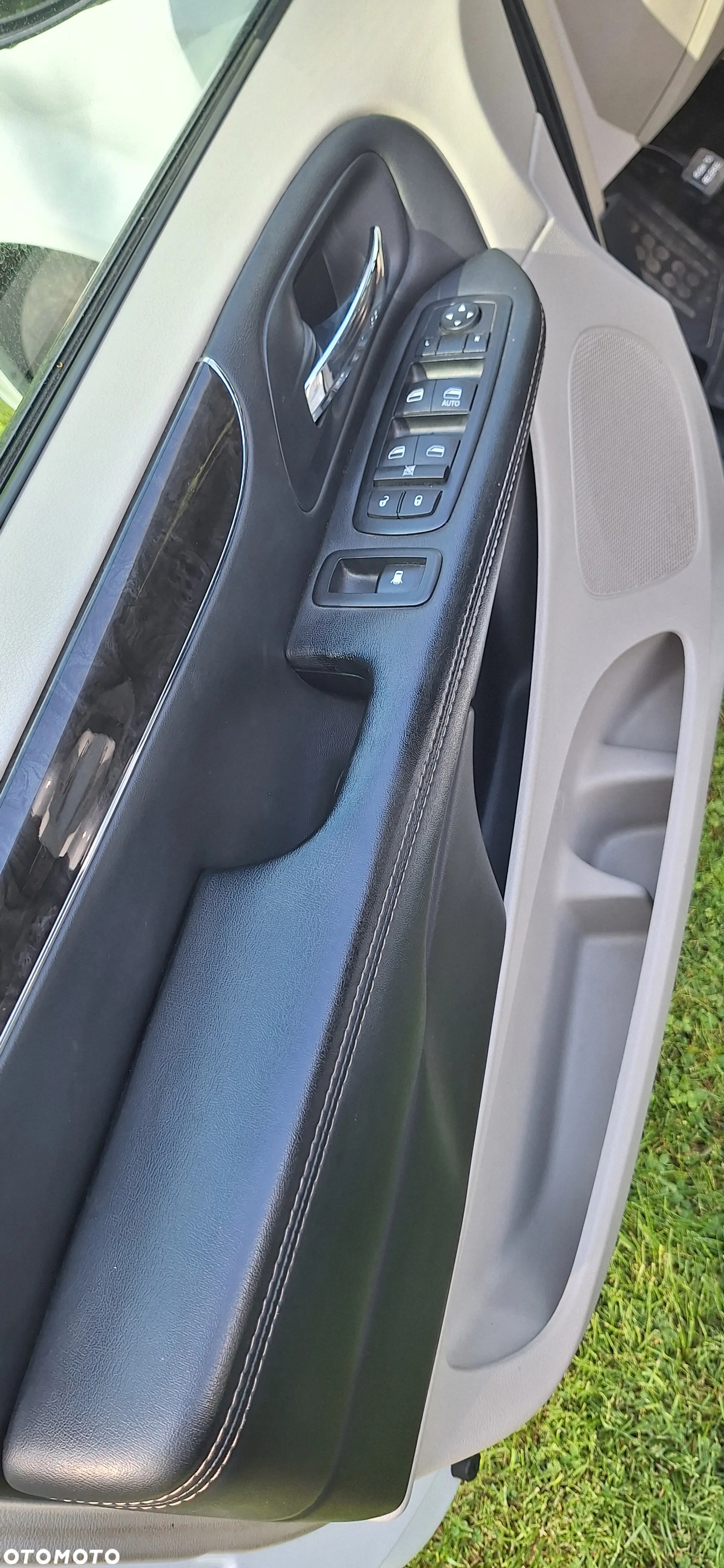 Chrysler Town & Country - 16