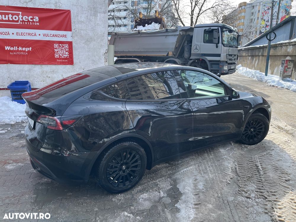 Tesla Model Y - 6
