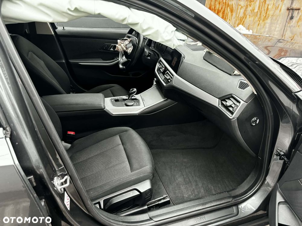 BMW Seria 3 318d Edition Luxury Line Purity - 24