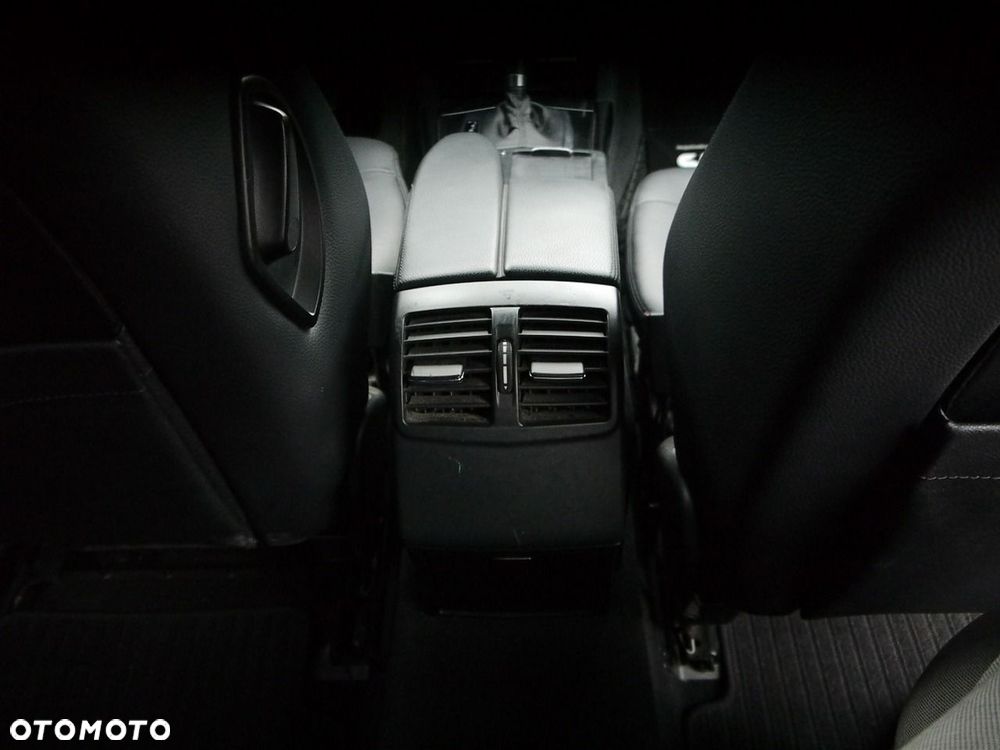 Mercedes-Benz Klasa E 200 CGI BlueEFFICIENCY 7G-TRONIC Avantgarde - 39